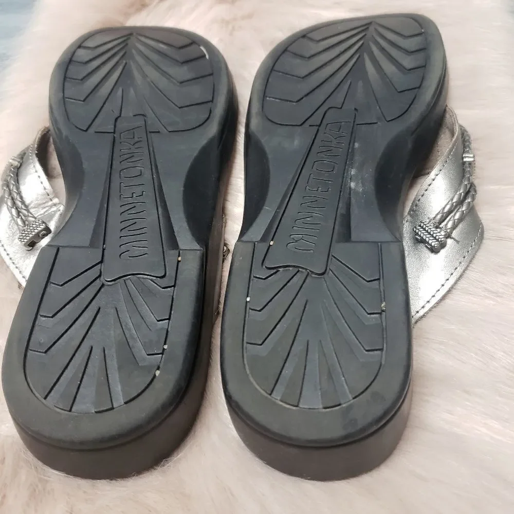 Minnetonka Silverthorne Leather Flip Flops